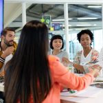 Équipe d’une PME réunie autour d’une table pour discuter de sa stratégie webmarketing avec un partenaire.